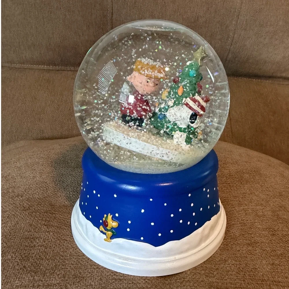 Hallmark Peanuts Musical Snow Globe Charlie Brown Snoopy Christmas Globe 200's